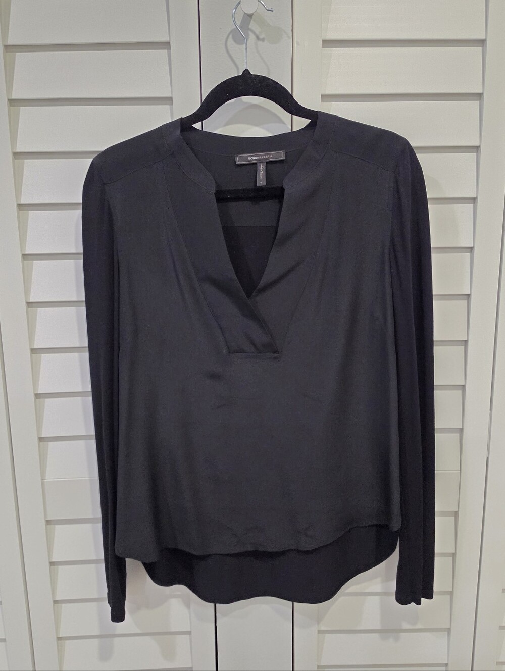 BCBGMaxAzria Black Silk with Rayon V Neck Blouse Size M